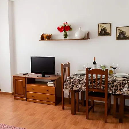 Lugar Tranquilo Facil Aparcamiento Solo Alquilamos A Familias Y Parejas Lägenhet